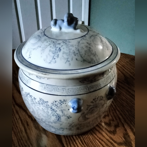 Vintage Chinese Porcelain Covered Jar with Foo Dog Finial So Beautiful - Picture 6 of 10